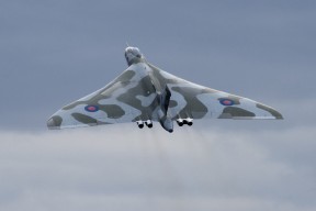 开云体育app入口-“高新体育中心：羽毛球赛场技术与速度并行”